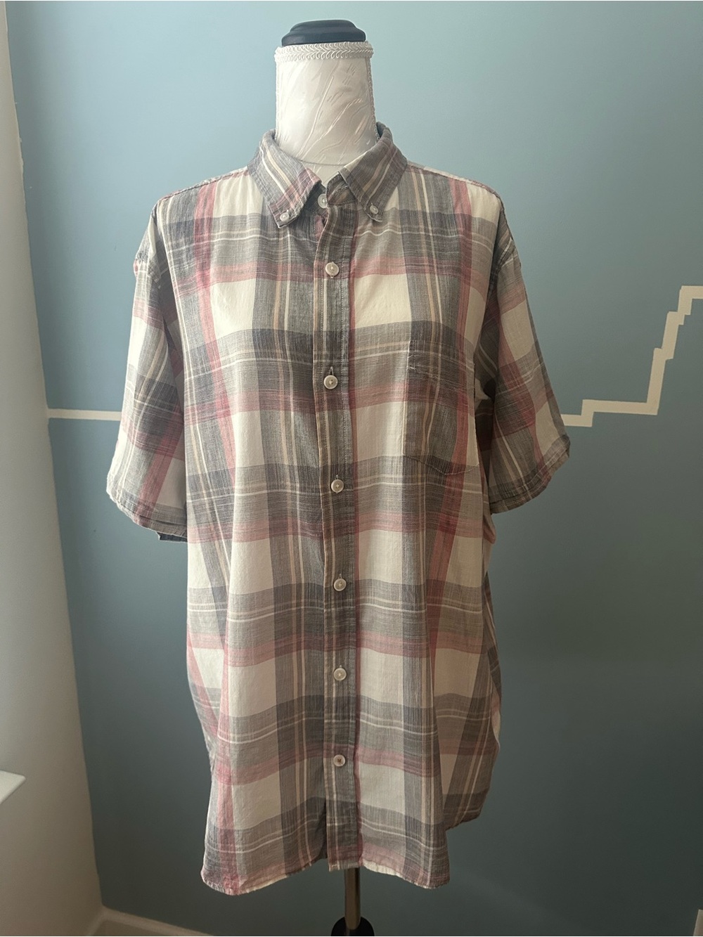 Casual Short-Sleeve Plaid Button-Down Shirt in Cream, Gray & Red